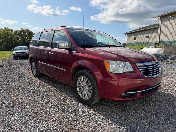 2015-chrysler-town-&-country-image-6