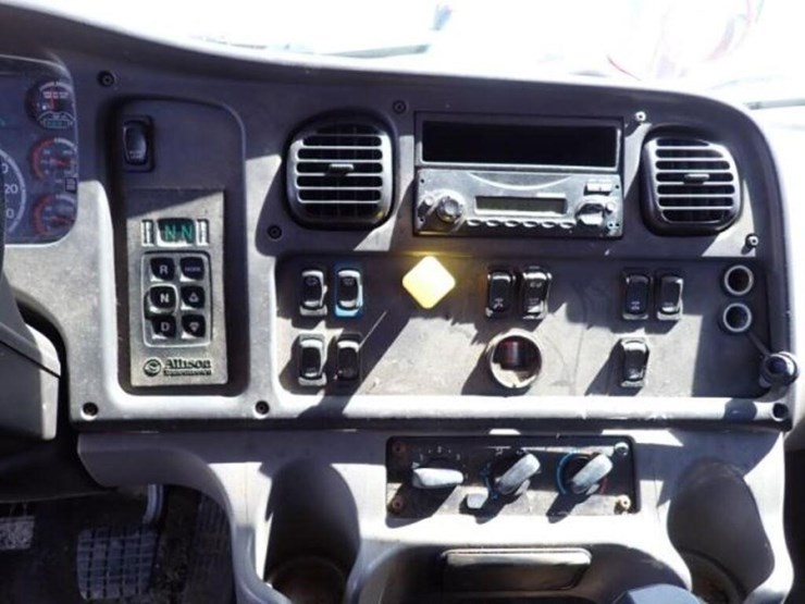 2015-freightliner-108sd-image-19