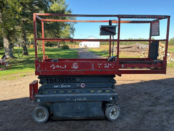 #104-•-skyjack-3219-scissor-lift-image-3