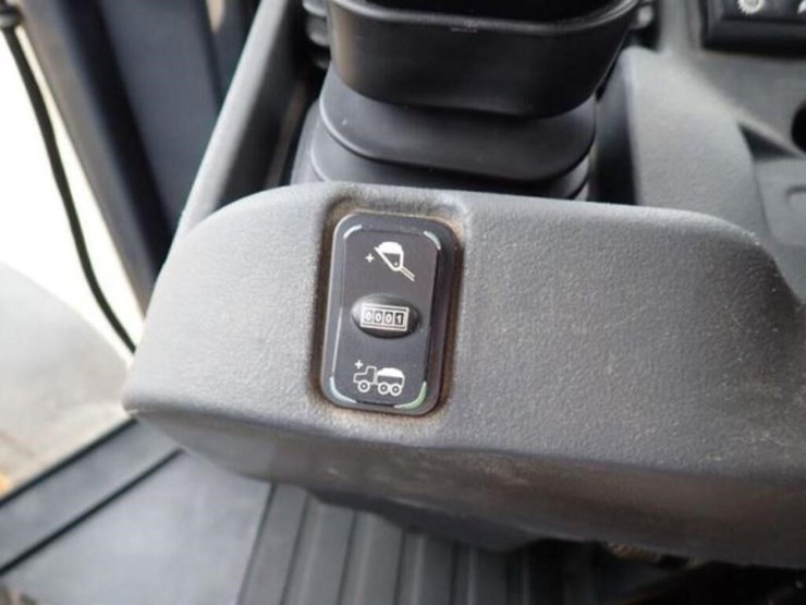 2014-deere-624k-image-16