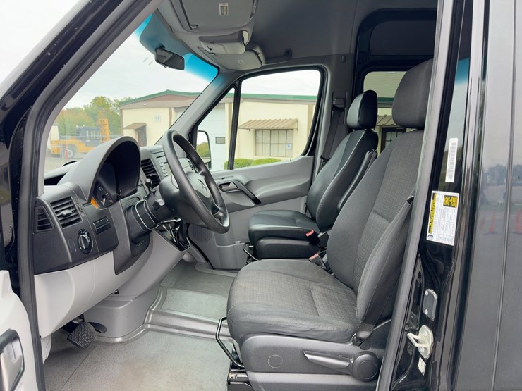 2018-mercedes-benz-2500-van-image-17