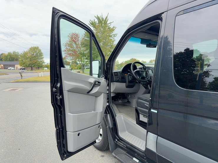 2018-mercedes-benz-2500-van-image-16