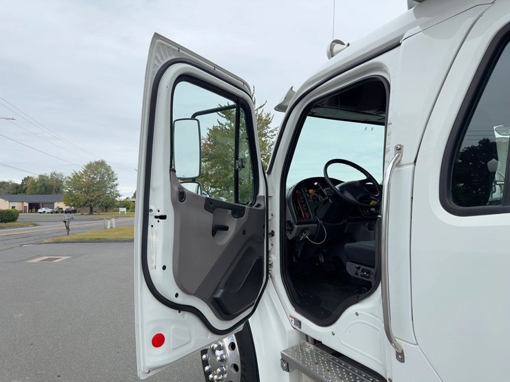 2015-freightliner-m2-s/a-box-truck-image-17