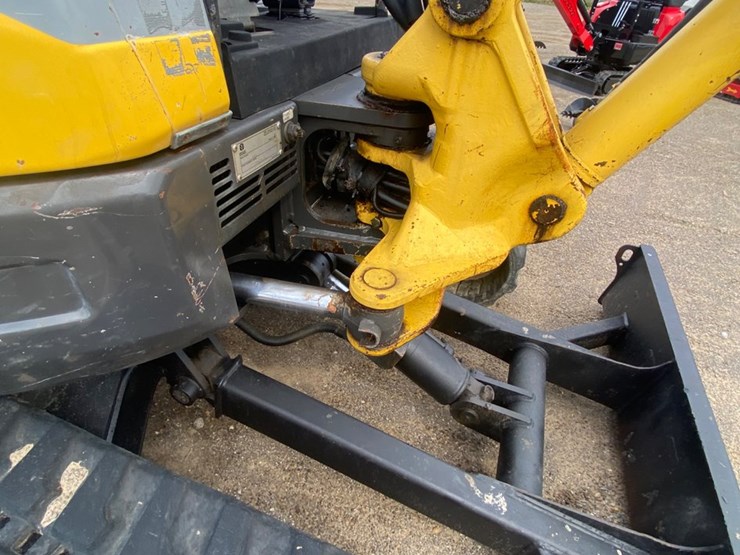 new-holland-e35b-image-5