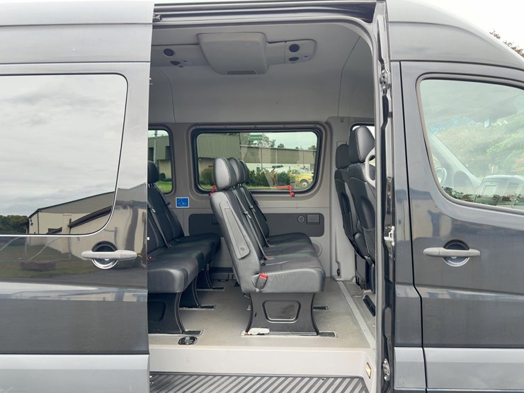2018-mercedes-benz-2500-van-image-13