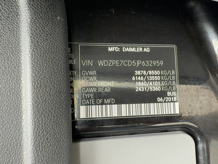 2018-mercedes-benz-2500-van-image-22
