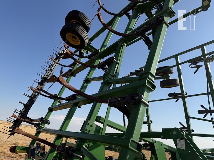 2023-john-deere-2430-image-11