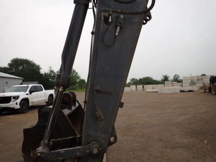 2010-deere-240d-lc-image-13