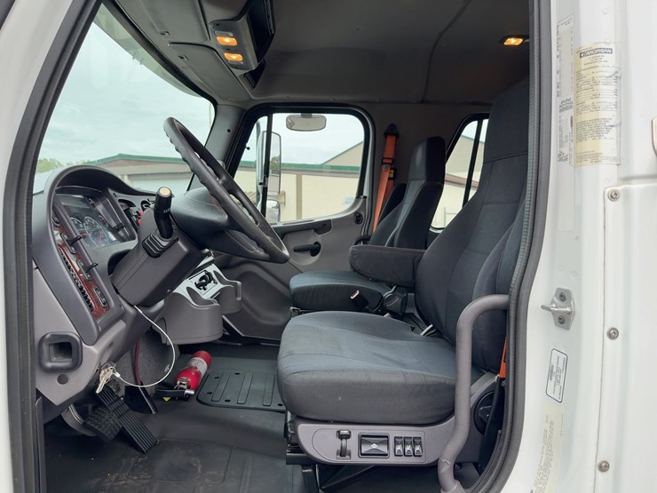 2015-freightliner-m2-s/a-box-truck-image-18