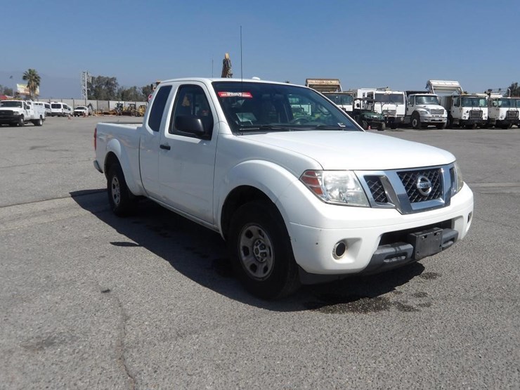 2016-nissan-frontier-sv-image-3