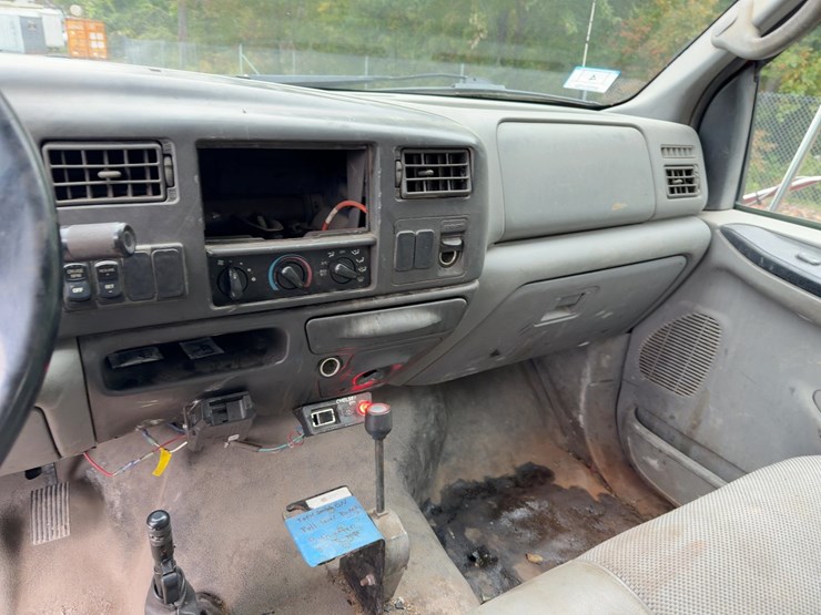 2004-ford-f650-xlt-image-26