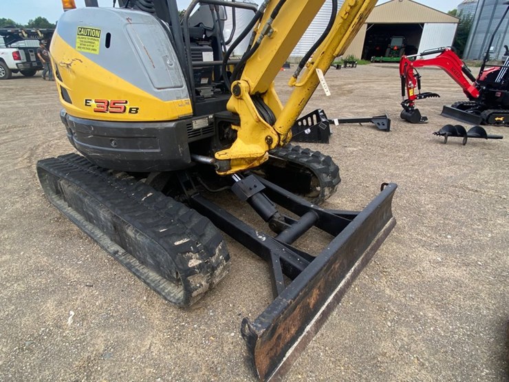 new-holland-e35b-image-10