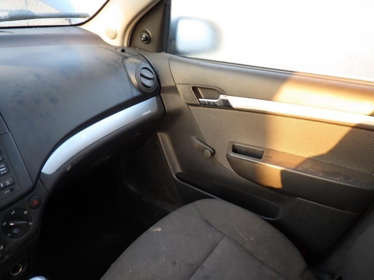 2011-chevrolet-aveo-lt-sedan-image-24