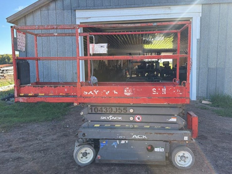 #104-•-skyjack-3219-scissor-lift-image-1