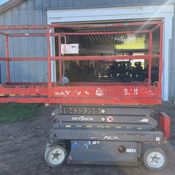 #104 • Skyjack 3219 Scissor Lift