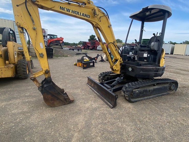 new-holland-e35b-image-3
