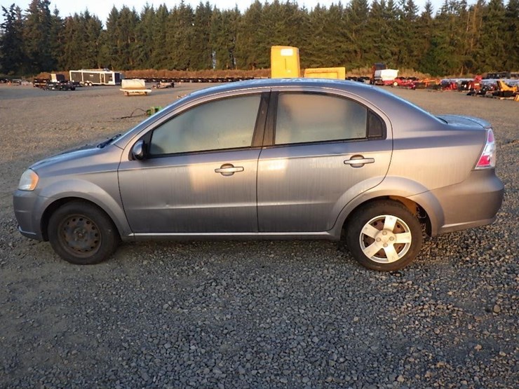 2011-chevrolet-aveo-lt-sedan-image-8