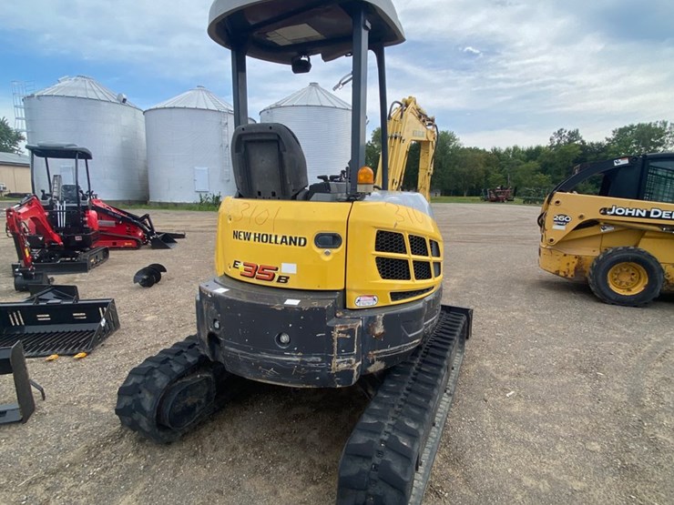 new-holland-e35b-image-2