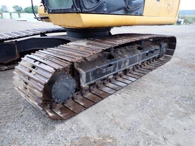 2010-deere-240d-lc-image-19