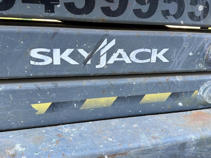 #104-•-skyjack-3219-scissor-lift-image-5