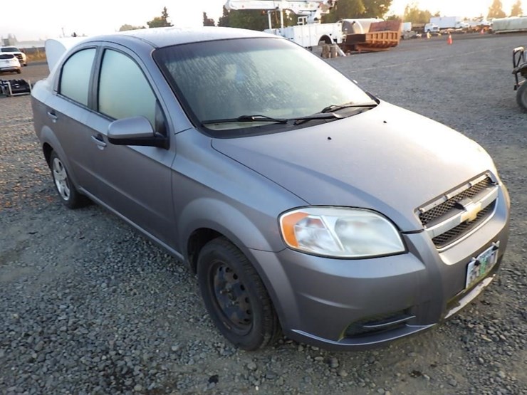 2011-chevrolet-aveo-lt-sedan-image-3