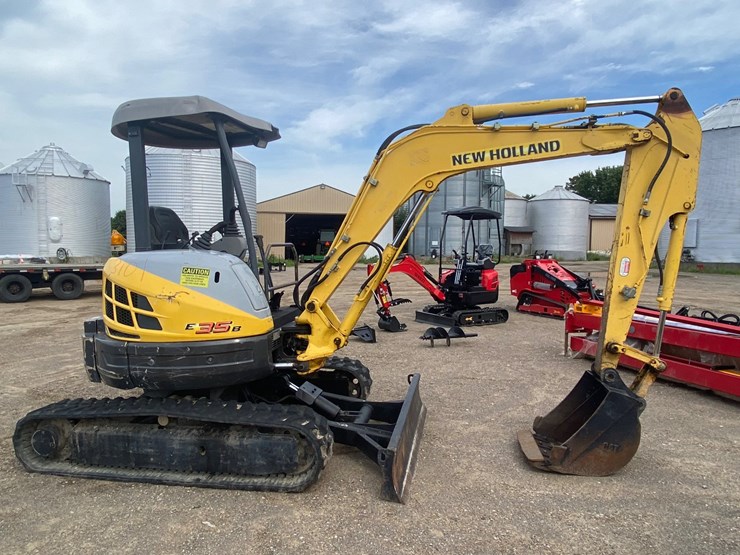 new-holland-e35b-image-1