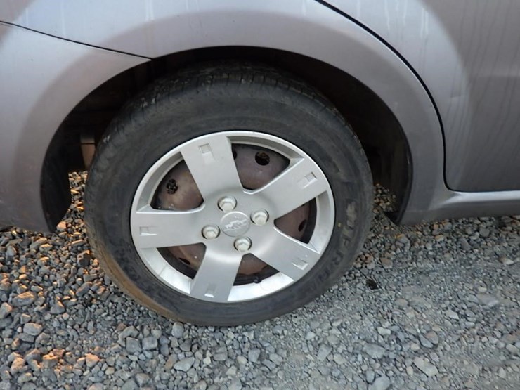 2011-chevrolet-aveo-lt-sedan-image-11