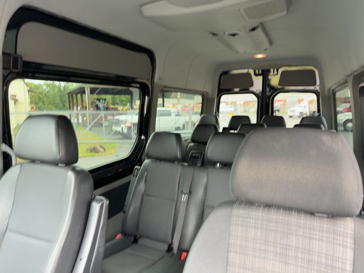 2018-mercedes-benz-2500-van-image-19