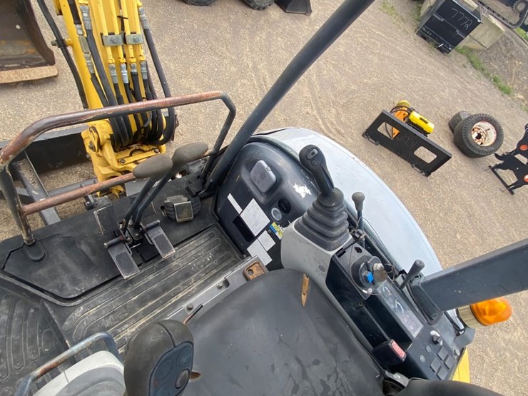 new-holland-e35b-image-7
