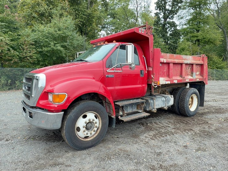 2004-ford-f650-xlt-image-1