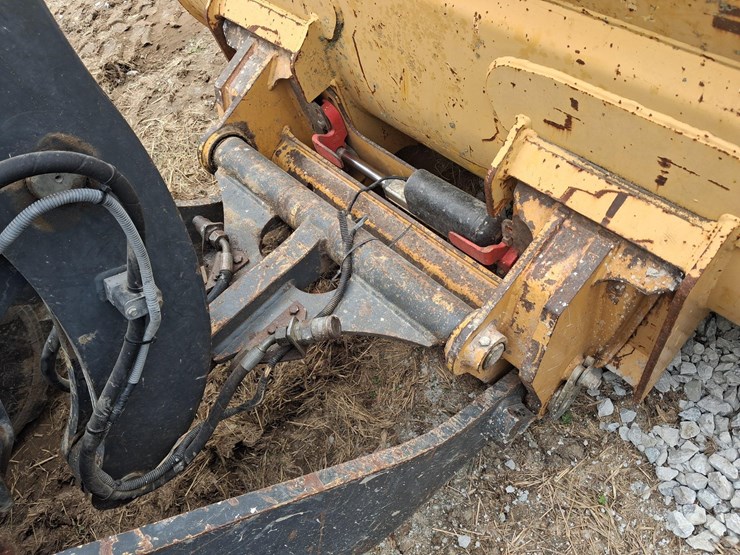 2015-deere-204k-image-17