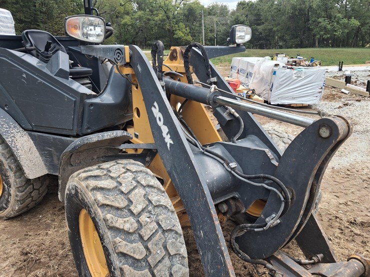 2015-deere-204k-image-18