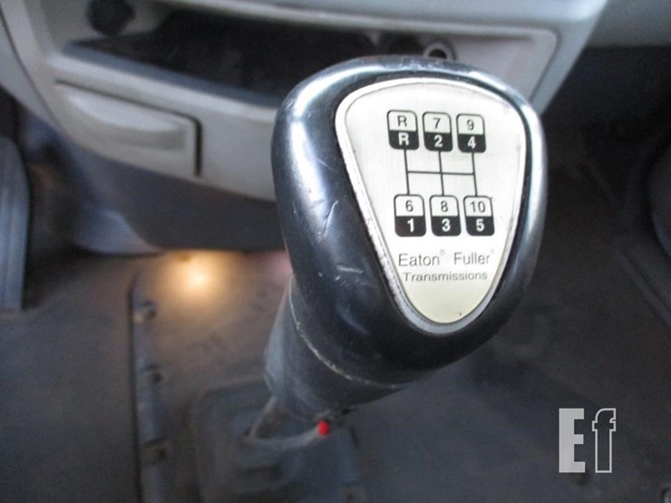 2020-peterbilt-579-image-12