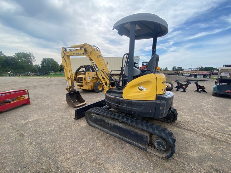 new-holland-e35b-image-4