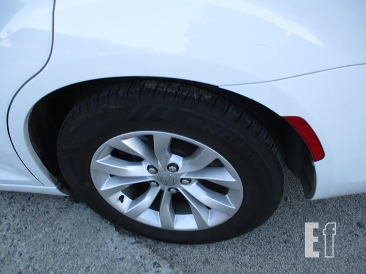 2021-chrysler-300-image-14