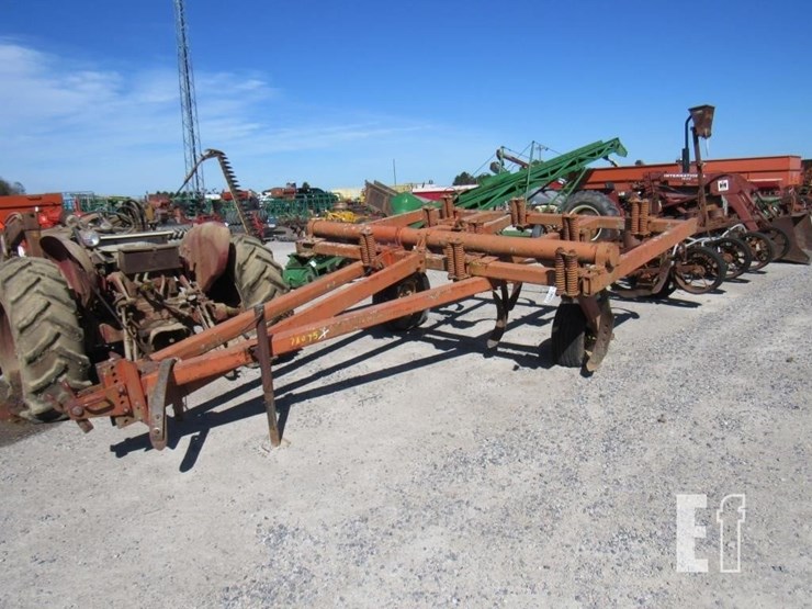 massey-ferguson-129-image-1