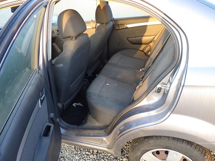 2011-chevrolet-aveo-lt-sedan-image-15