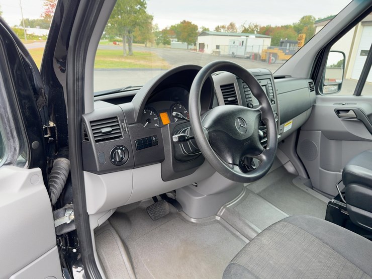 2018-mercedes-benz-2500-van-image-18