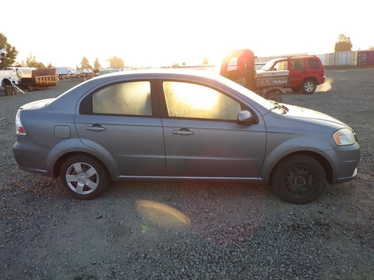 2011-chevrolet-aveo-lt-sedan-image-4