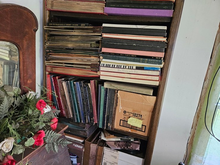 #8001-•-live-on-the-ground-house-hold-items-image-67