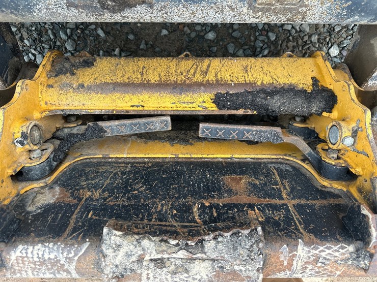 deere-323e-image-32