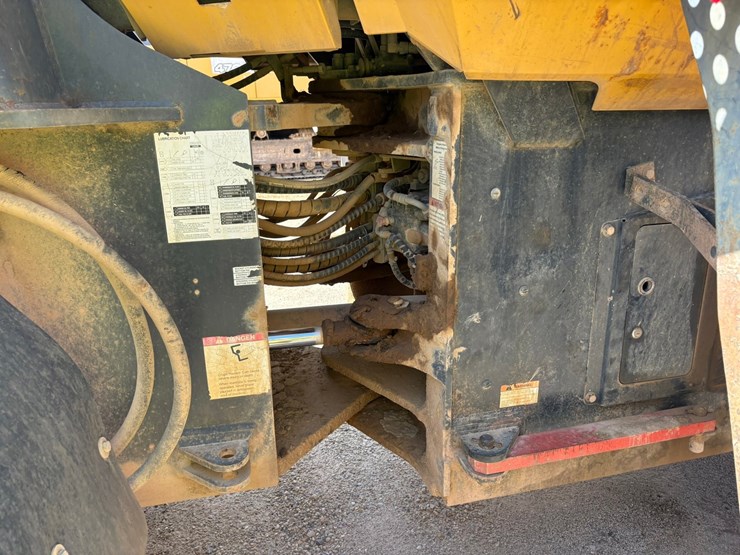 #3650-•-2011-komatsu-w380-6-wheel-loader-image-16