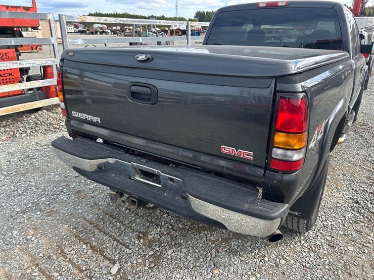 2005-gmc-sierra-2500-image-17