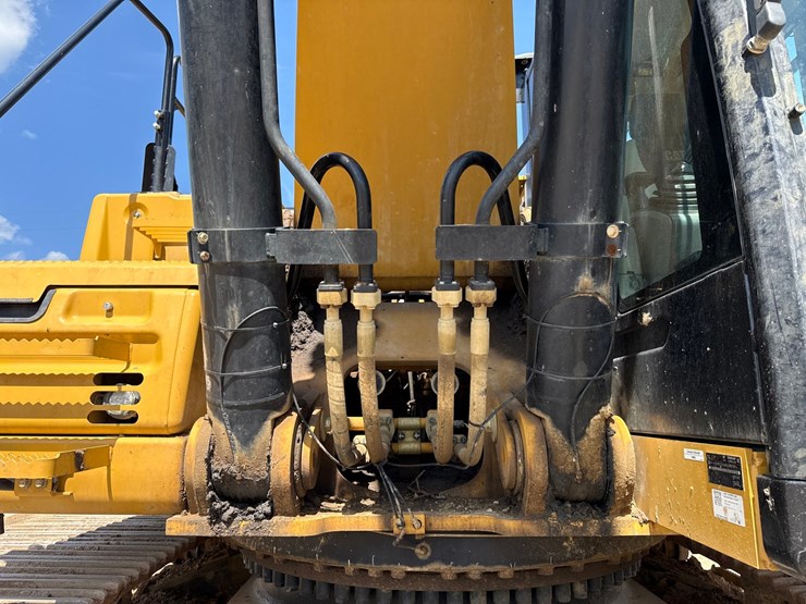 2019-caterpillar-352f-image-24