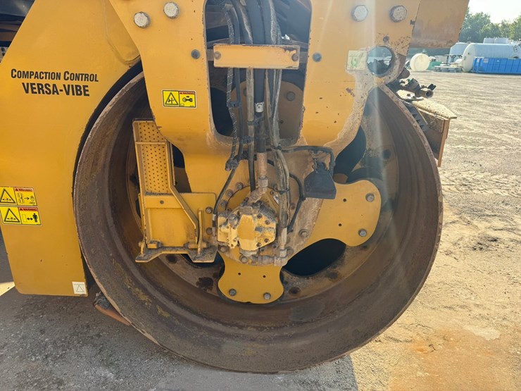 2015-caterpillar-cb66b-image-113