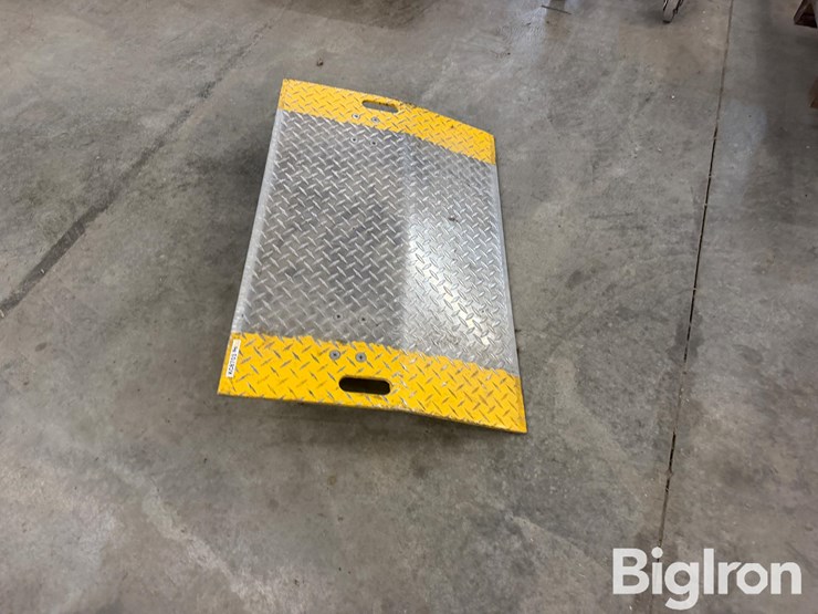 global-industries-forklift-ramp-image-4
