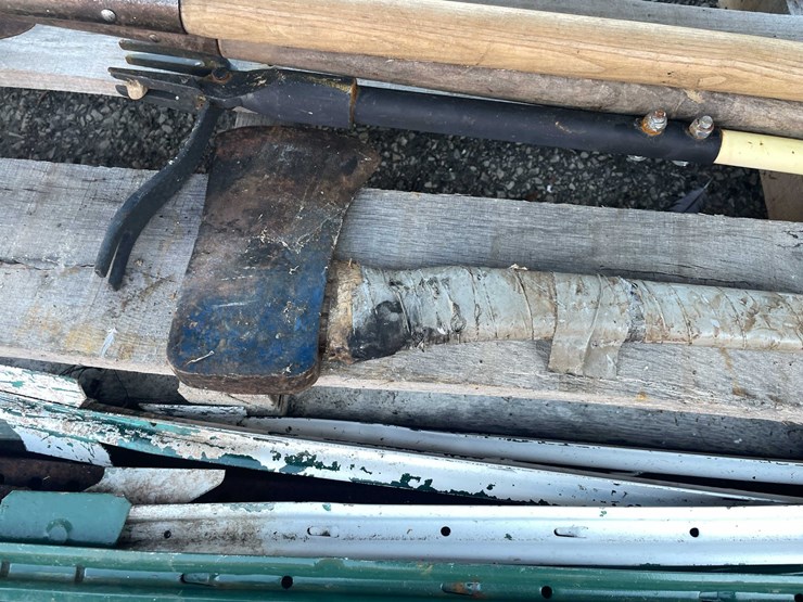 #4094-•-garden-tools-and-fence-posts-(04)-image-7