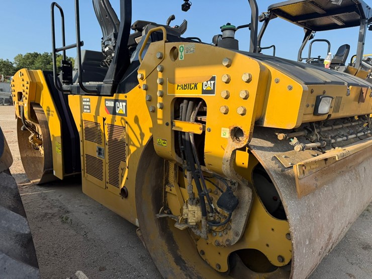 2015-caterpillar-cb66b-image-69