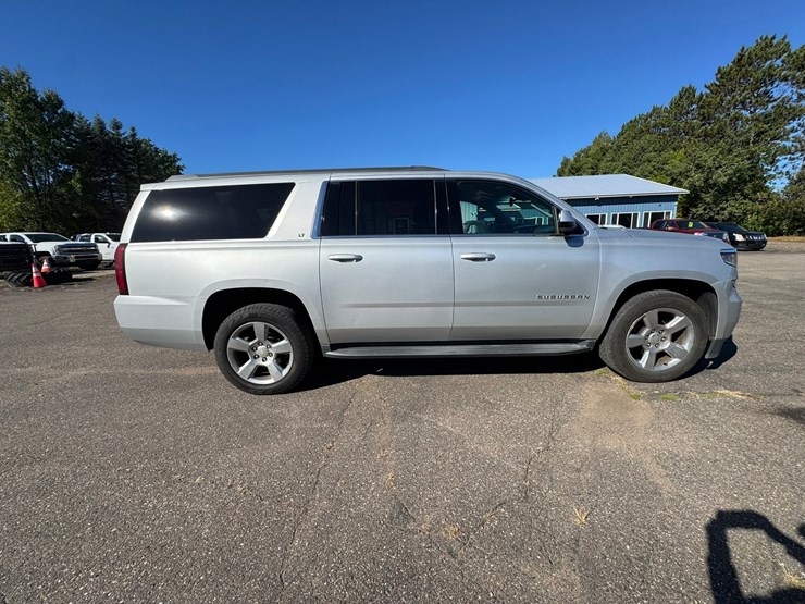 2017-chevrolet-suburban-image-5