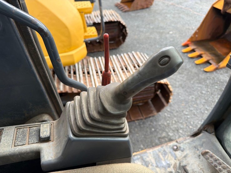deere-225d-lc-image-30
